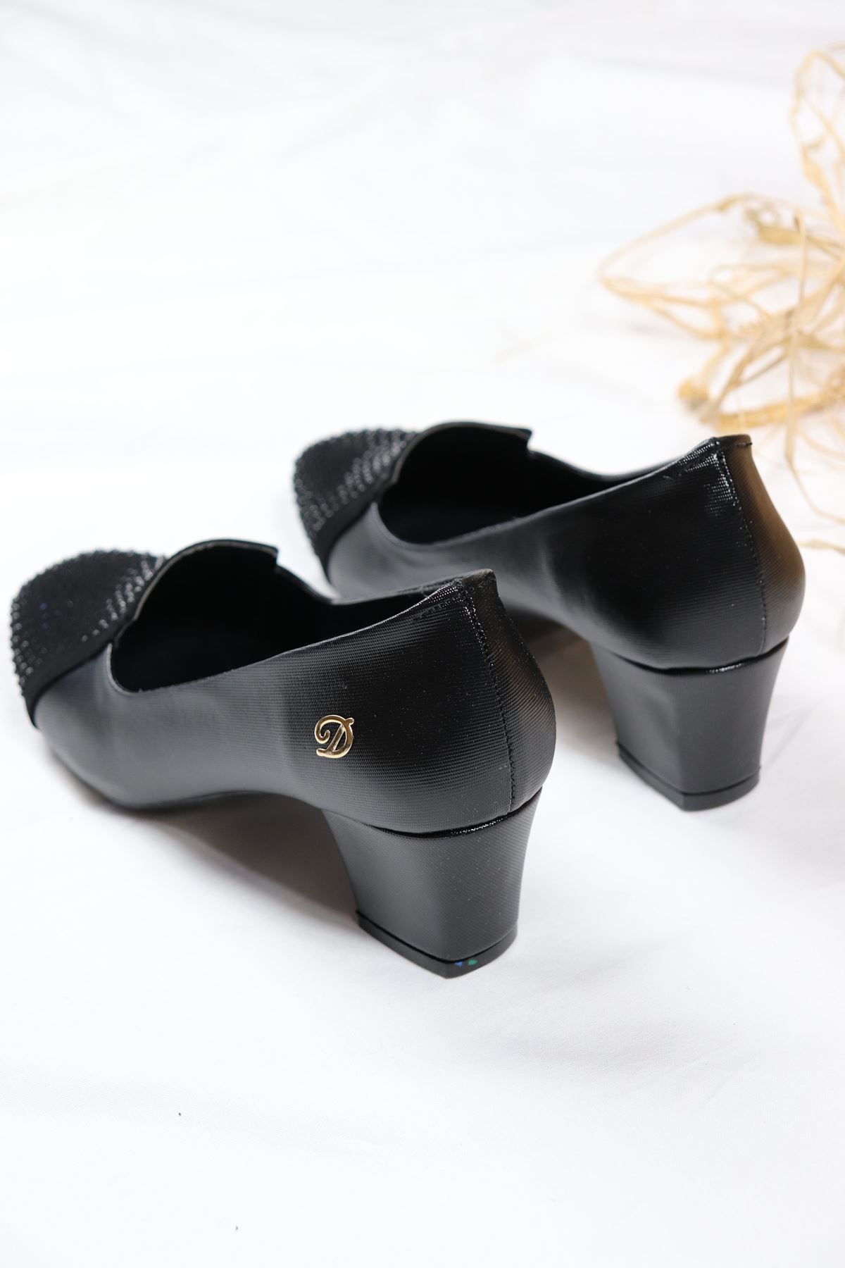 Trendayakkabı - Kalın Topuk Süet Detaylı Kadın Ayakkabısı