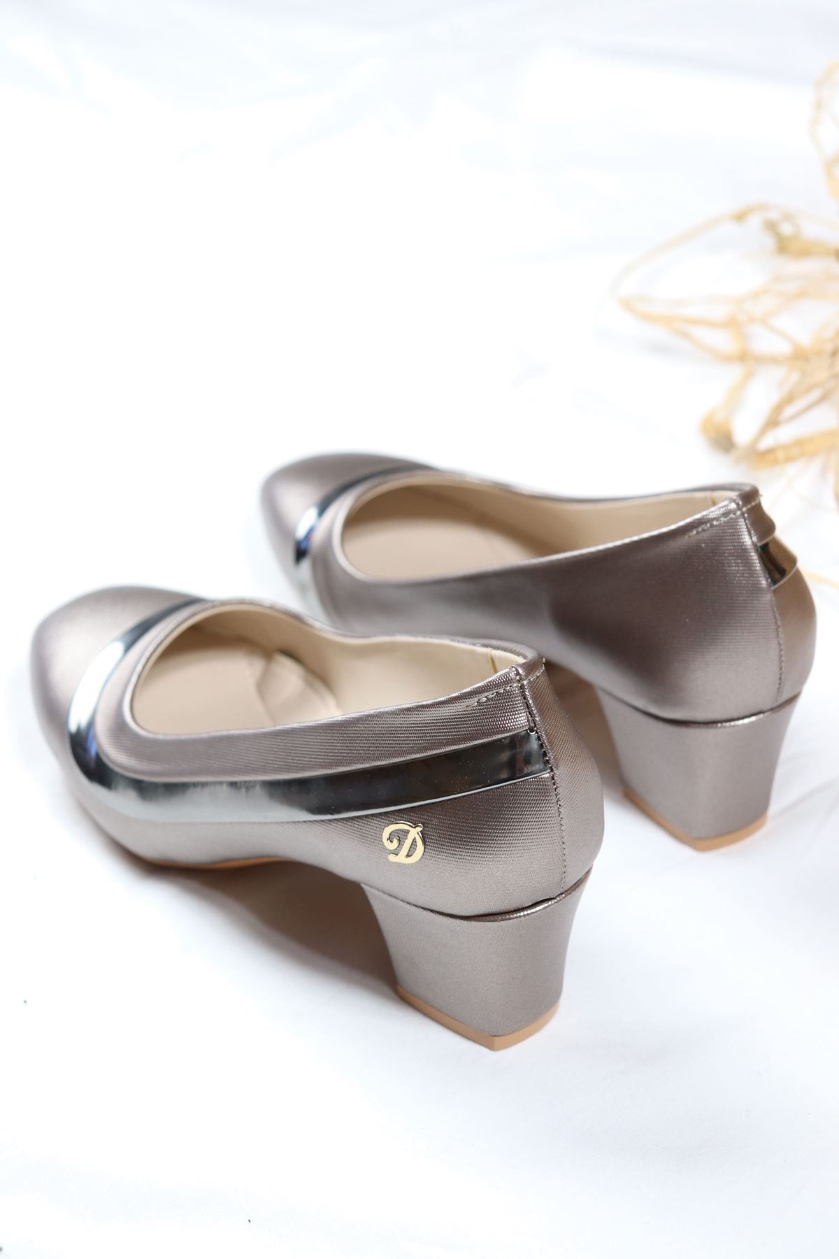 Trendayakkabı - Kalın Topuk Rugan Detaylı Platin Kadın Ayakkabısı