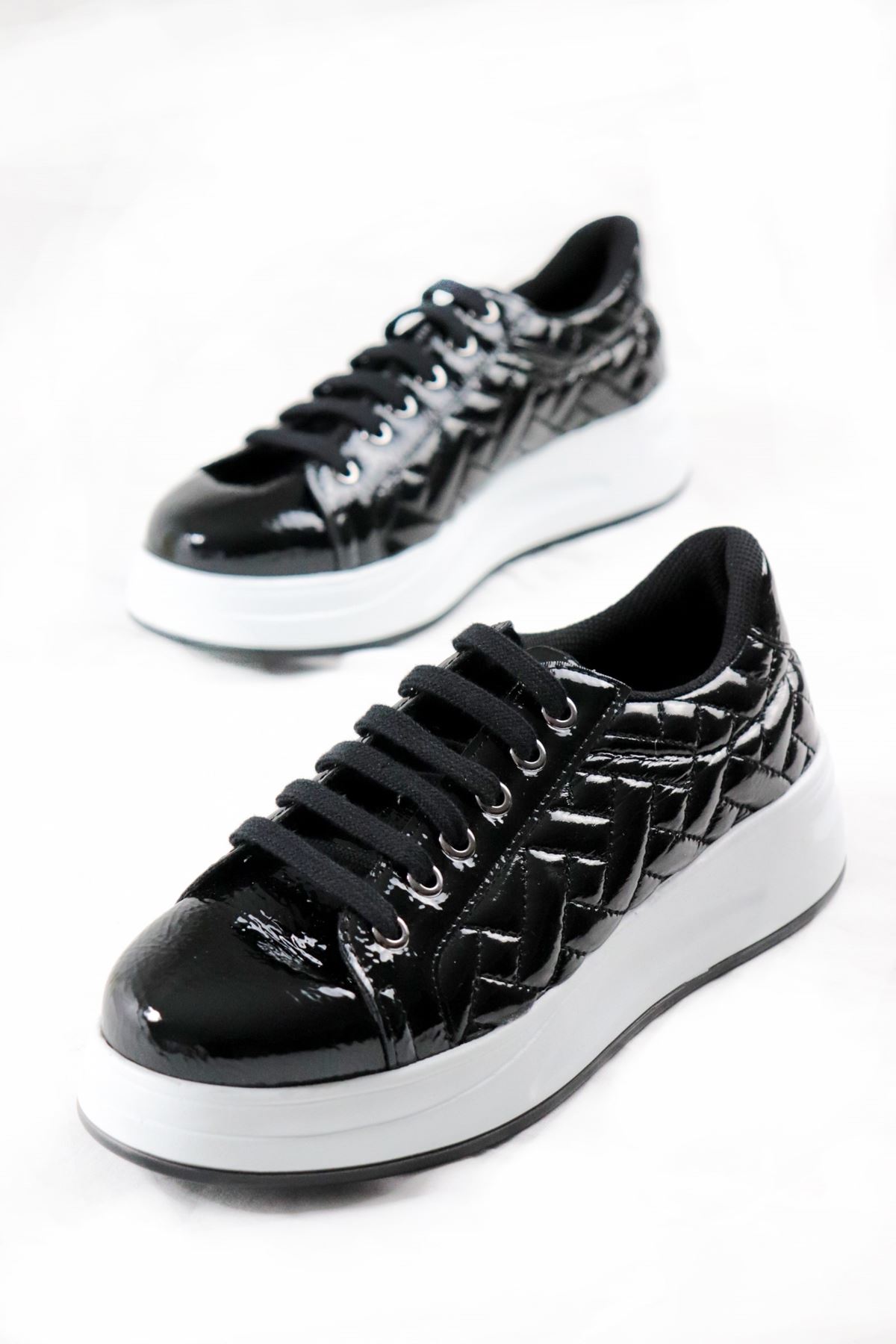 Trendayakkabı - Siyah Beyaz Kadın Spor Ayakkabı 