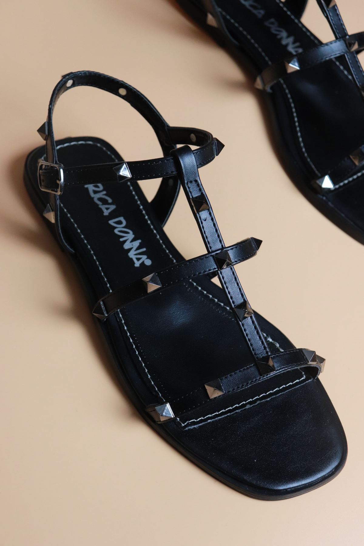Trendayakkabı - Siyah Zımbalı Kadın Sandalet 