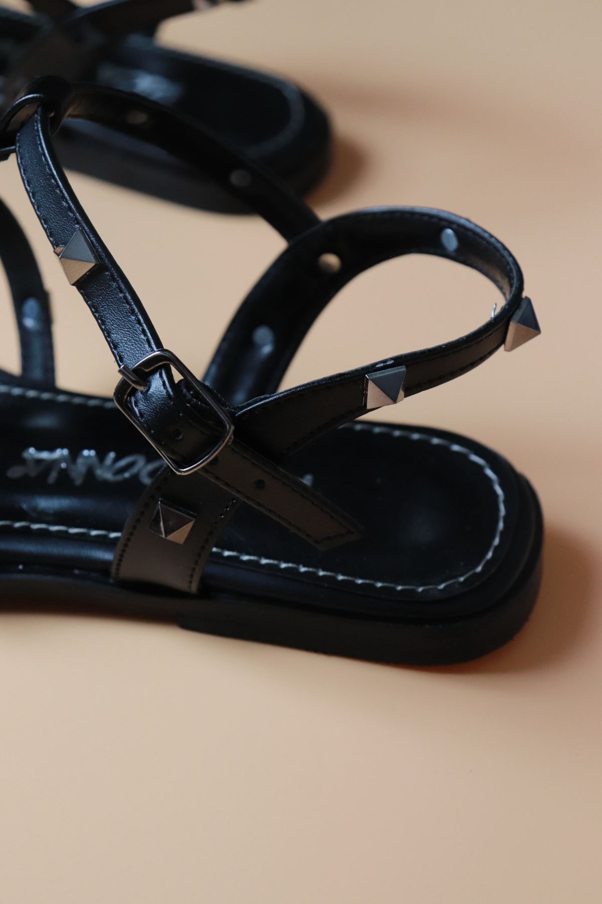 Trendayakkabı - Siyah Zımbalı Kadın Sandalet 