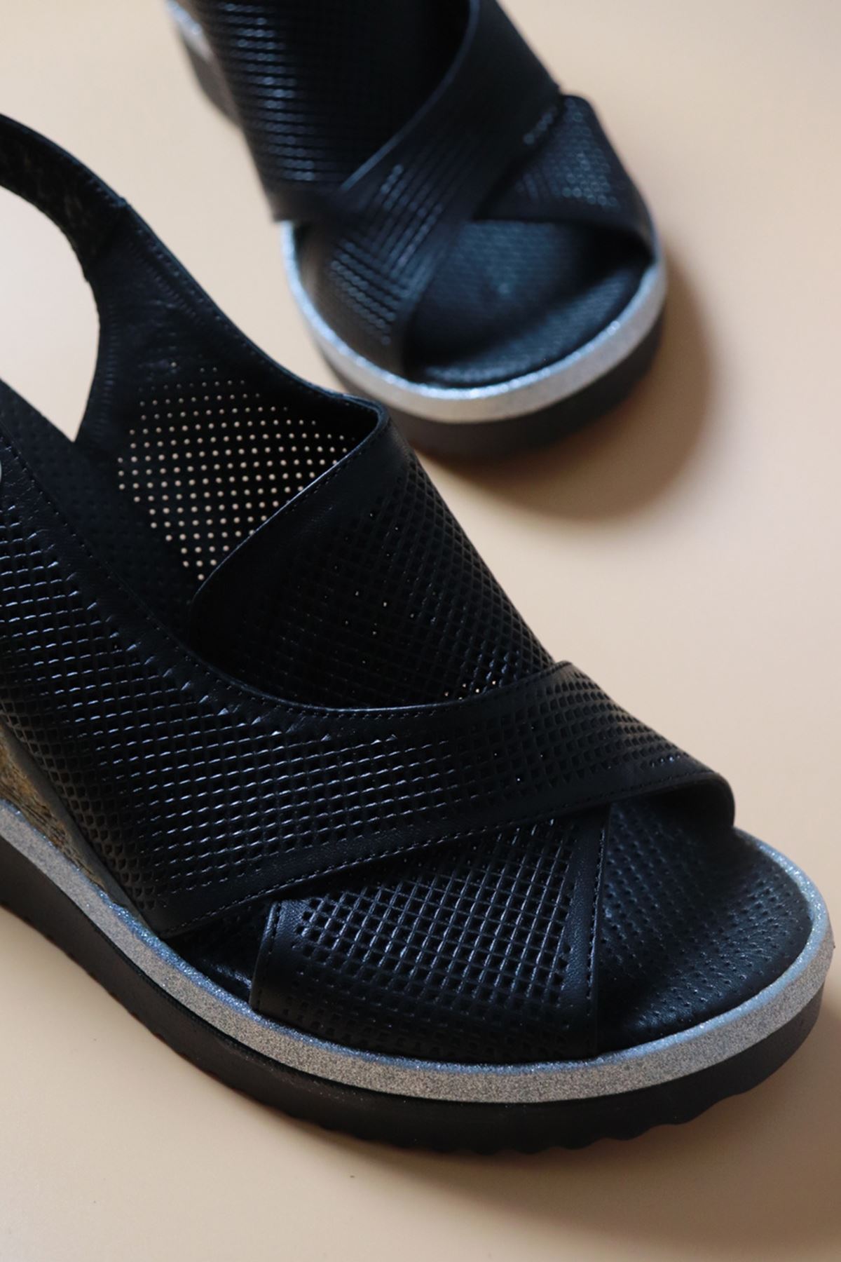 Mammamia - D22YS - 1360b - Siyah Kadın Dolgu Topuk Sandalet 