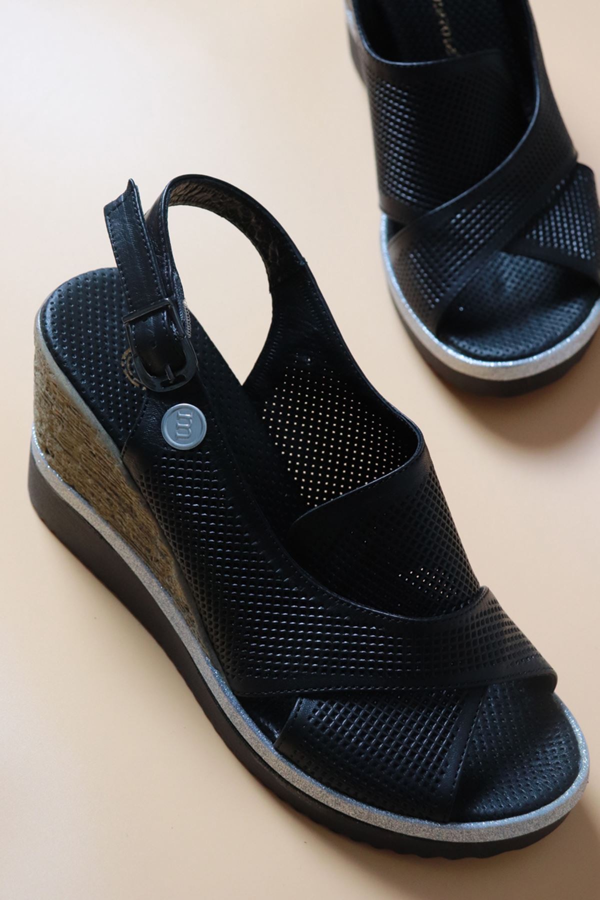 Mammamia - D22YS - 1360b - Siyah Kadın Dolgu Topuk Sandalet 