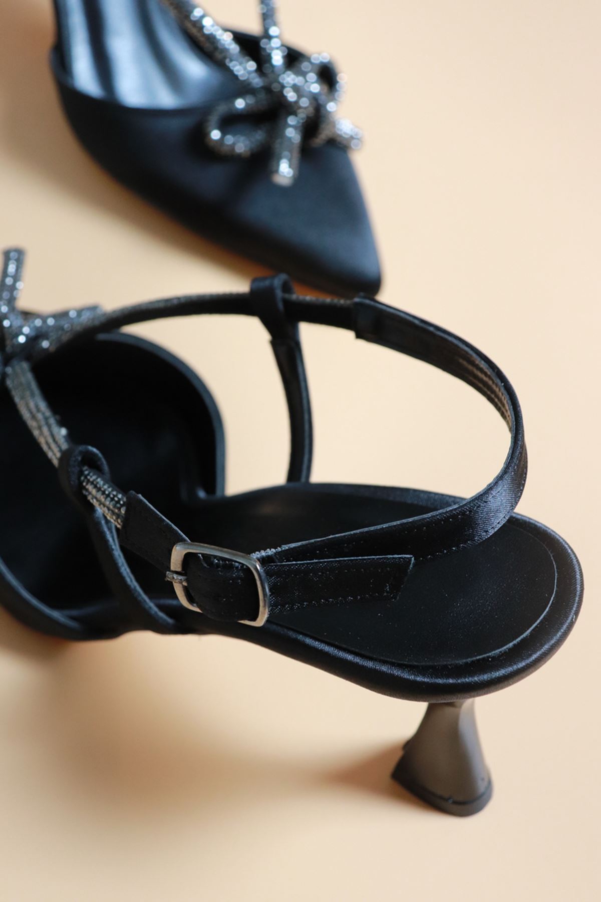 Trendayakkabı -Siyah Saten Fiyonk Detaylı Kadın Topuklu Ayakkabı 
