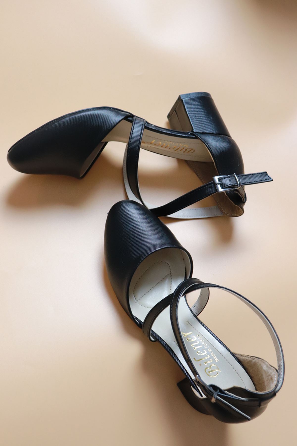 Trendayakkabı - Siyah Prada Tokalı Kadın Ayakkabı