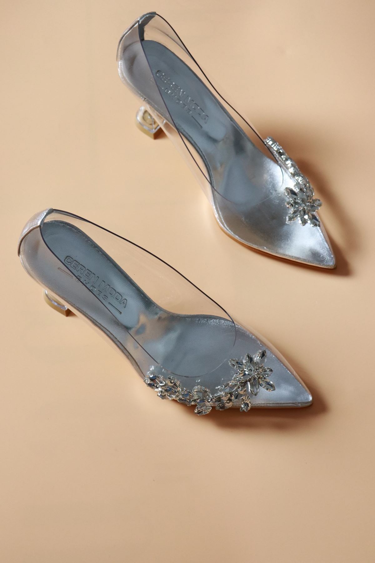 Trendayakkabı - Gümüş Rengi Kadeh Topuk Şeffaf Kadın Ayakkabısı