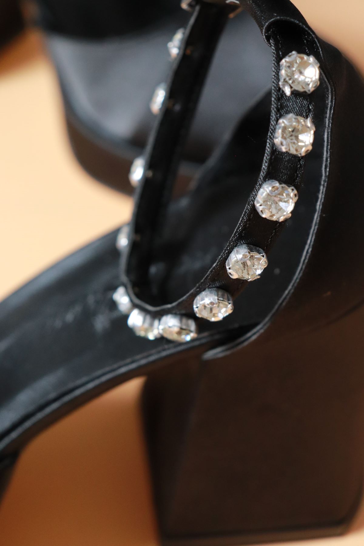 Trendayakkabı - Kalın Topuk Bilekten Bağlı Siyah taş detaylı Saten Kadın Ayakkabı
