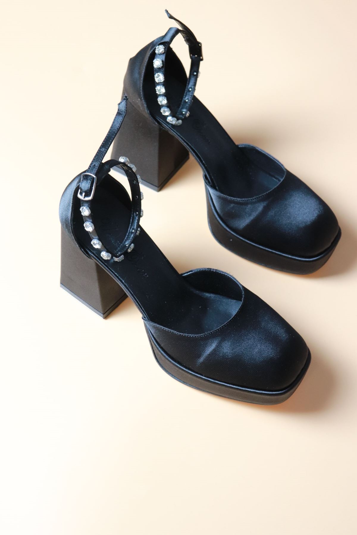Trendayakkabı - Kalın Topuk Bilekten Bağlı Siyah taş detaylı Saten Kadın Ayakkabı